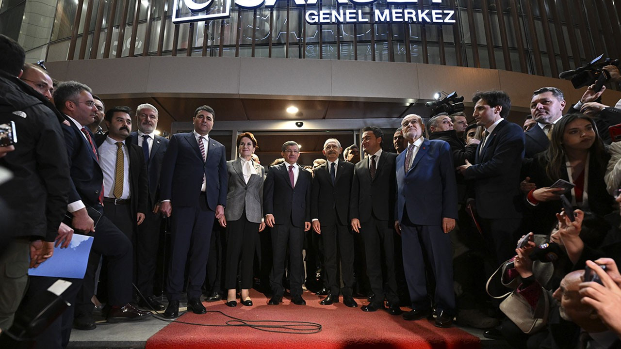Akşener masaya döndü