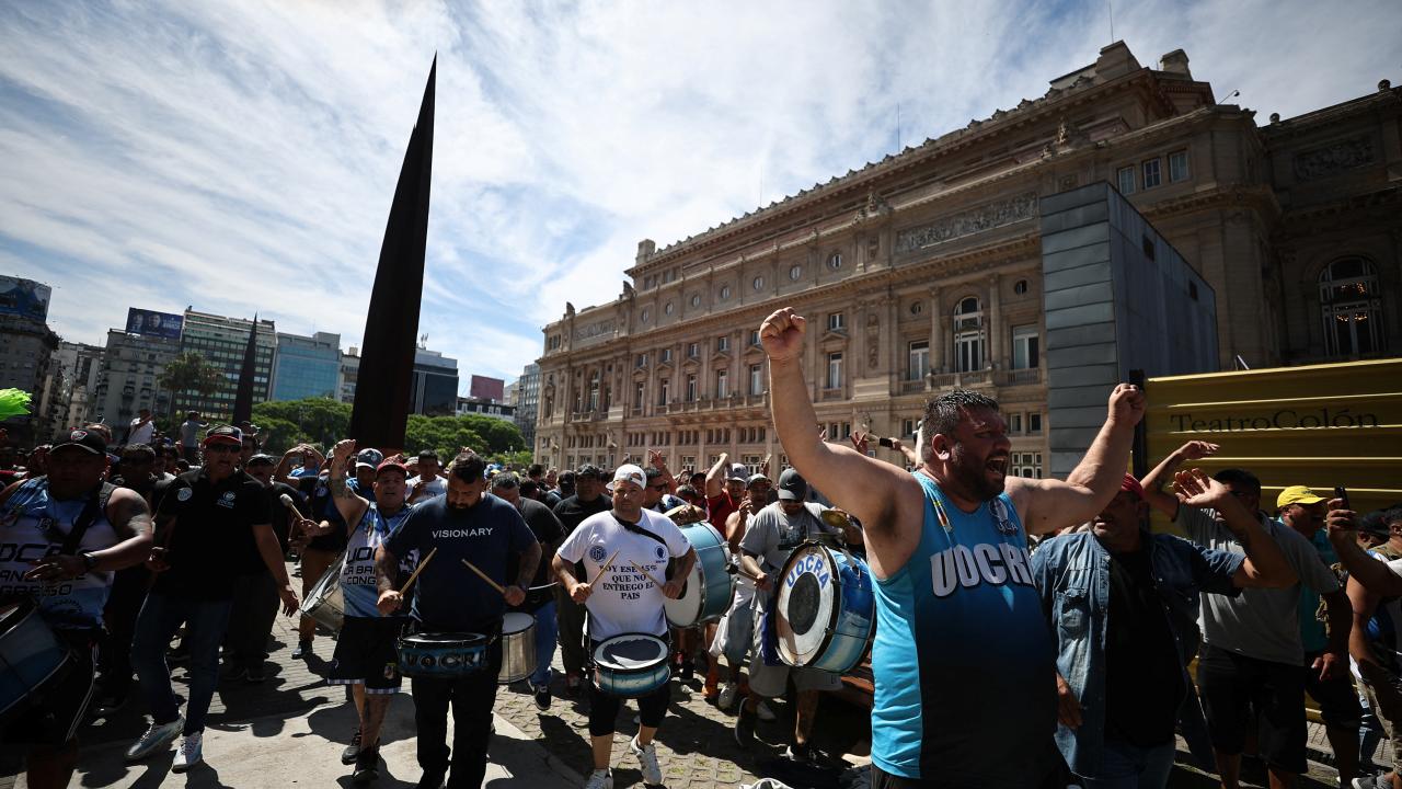 Arjantin'de binlerce kişi hükümeti protesto etti