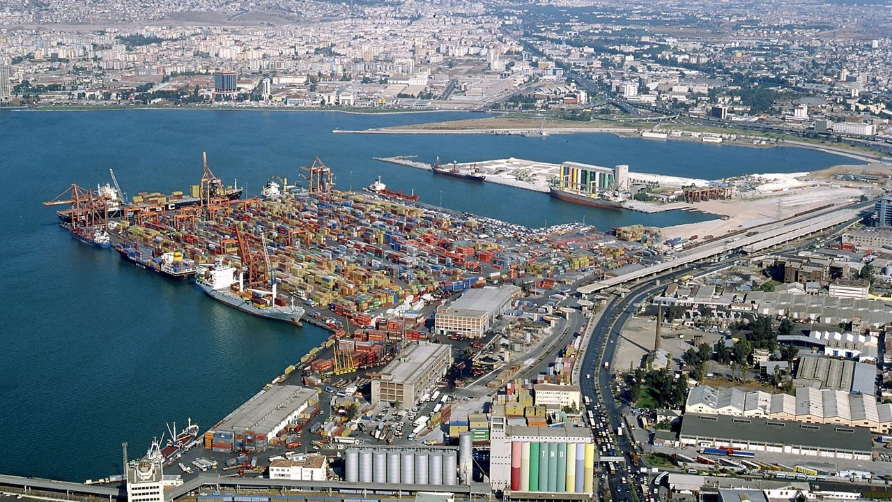 İzmir Alsancak Limanı, konteyner elleçlemede dibi gördü