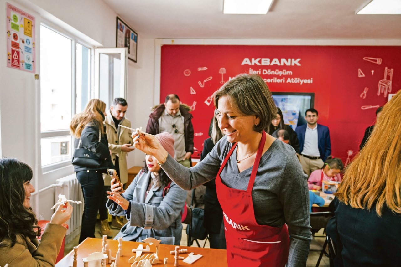 Akbank’ın mobilyaları 436 okula masa ve kitaplık oldu