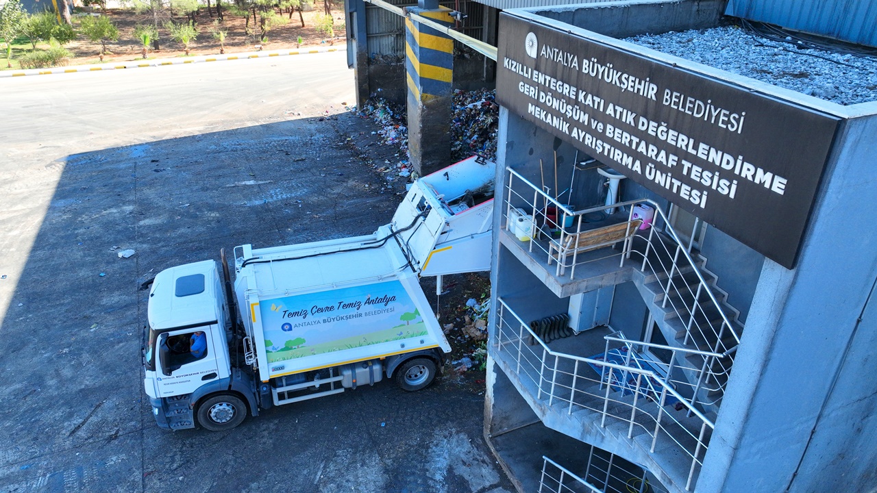Antalya’da 89 bin hanenin elektriği çöpten