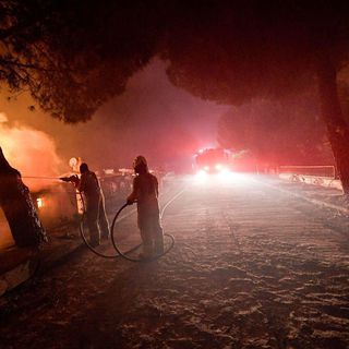 İzmir, yangınlarla mücadele ediyor