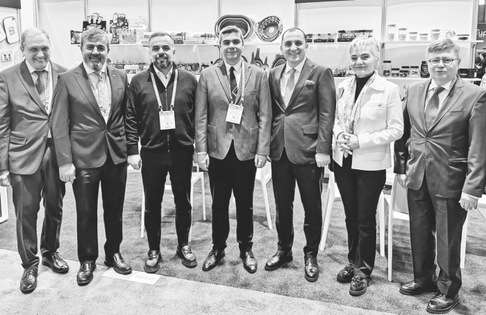 İDDMİB Başkanvekili Talha Özger, (soldan beşinci sırada) İnspired Home Show 2025 fuarına katılan firmaları ziyaret etti.