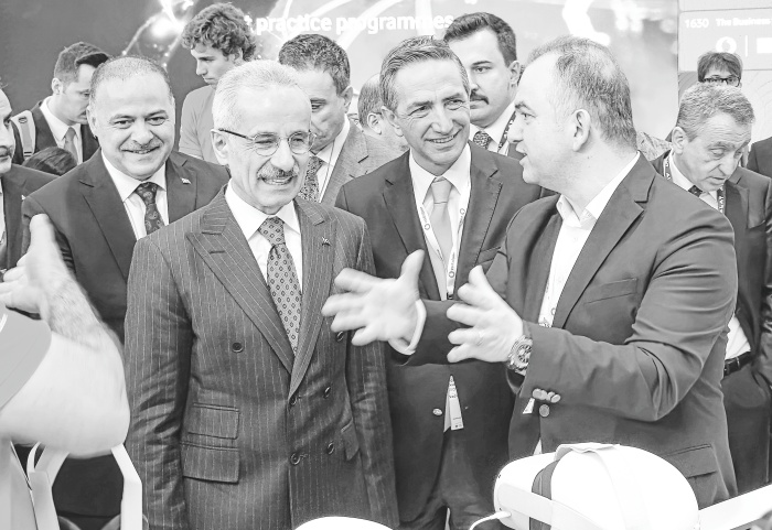 Dünya GSM Birliği (GSMA) tarafından Barselona'da düzenlenen Mobil Dünya Kongresi'nde Ulaştırma Bakanı Abdülkadir Uraloğlu, Vodafone standını ziyaret ederek, Vodafone Türkiye CEO’su Engin Aksoy (ortada) ve Vodafone Grubu Dijital Direktörü Emre Ergun’dan (sağda) bilgi aldı.
