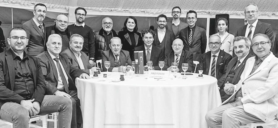 Makine sektörü temsilcileri Makine İmalatçıları Birliği’nin (MİB) Cemile Sultan Korusu’nda düzenlediği iftar programında bir araya geldi. Programa İstanbul Vali Yardımcısı Halil Avşar, Türkiye İhracatçılar Meclisi (TİM) Başkan Vekili Kutlu Karavelioğlu, EKONOMİ Gazetesi Yayın Kurulu Başkanı Şeref Oğuz, Genel Koordinatör Vahap Munyar, Bölgeler Koordinatörü Ömer Faruk Çiftçi ile Türkiye’nin çeşitli yerlerinden MİB üyesi sektör temsilcileri katıldı.