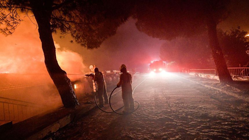 İzmir, yangınlarla mücadele ediyor
