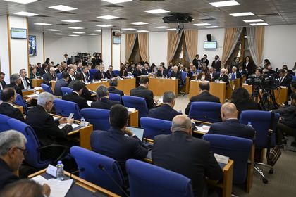 Siyasi etikten, Epstein'e; Dışişleri Komisyonu