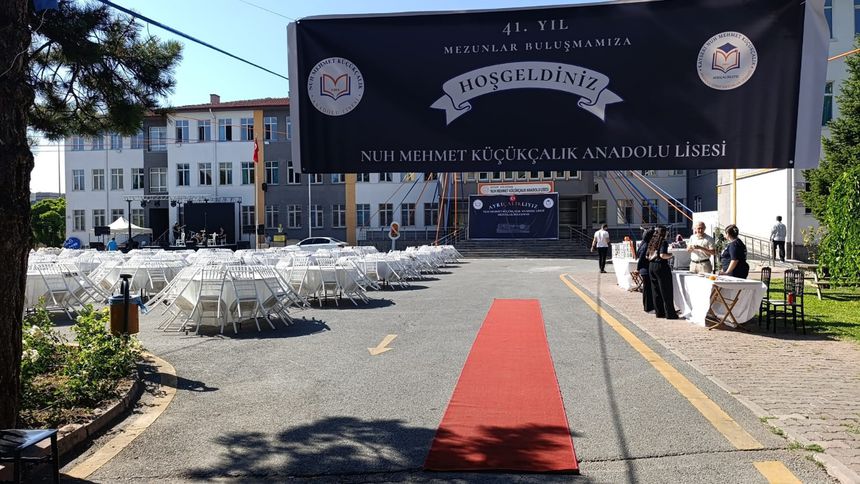 41 yıllık eğitim çınarı mezunlarıyla buluştu