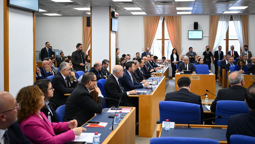 En düşük emekli aylığını 20 bin liraya çıkaran madde komisyondan geçti