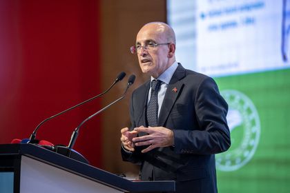 Mehmet Şimşek'ten dezenflasyon değerlendirmesi: Piyasalardaki çalkantıların kalıcı bir etki yapacağını düşünmüyorum