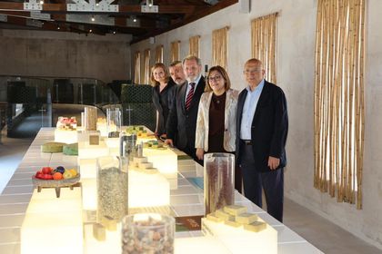 1060 depremzedeyi kol ve bacak desteği ile ayağa kaldırıp hayata bağladı