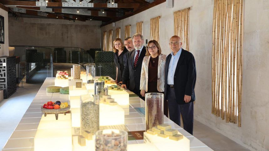 1060 depremzedeyi kol ve bacak desteği ile ayağa kaldırıp hayata bağladı