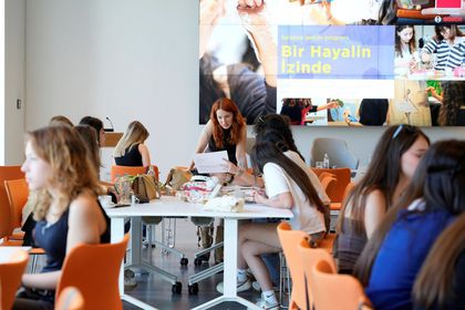 Genç kadınlara sanatla güç veren proje: Bir Hayalin İzinde 