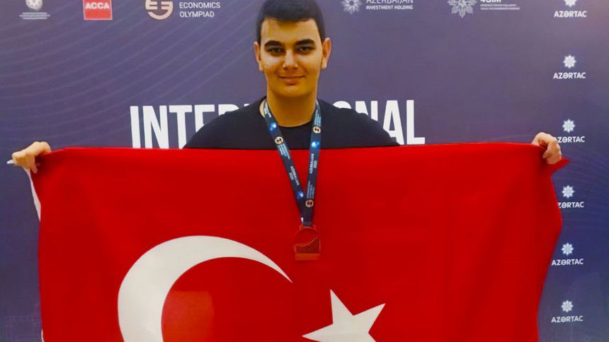 Demir Alp Tuncel'den Ekonomi Olimpiyatları’nda Türkiye’ye bronz madalya