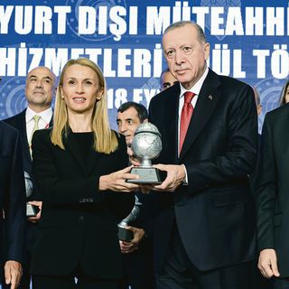 'En büyükler' listesine giren müteahhitler ödüllendirildi