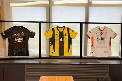 SEV Amerikan Koleji'nde Silva, Tadić ve Mertens'ten LÖSEV için forma desteği