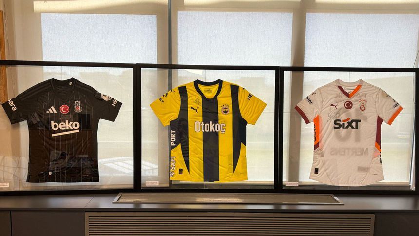SEV Amerikan Koleji'nde Silva, Tadić ve Mertens'ten LÖSEV için forma desteği