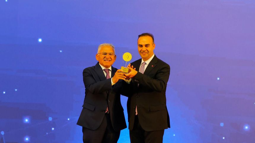 Büyükkılıç, Türkiye'de ilk olan RES projesiyle ödül aldı