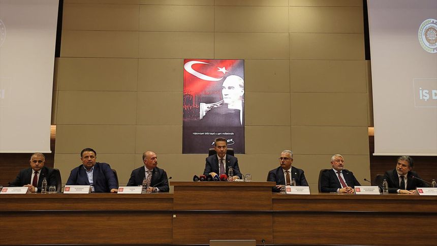 Bakan Bayraktar: Herkes akaryakıt istasyonuna gidince krizi görüyor