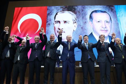 Karacabey ve Yenişehir belediye başkanları AK Parti’ye geçti