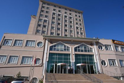 Siyaset hayatın önünü kapatırsa