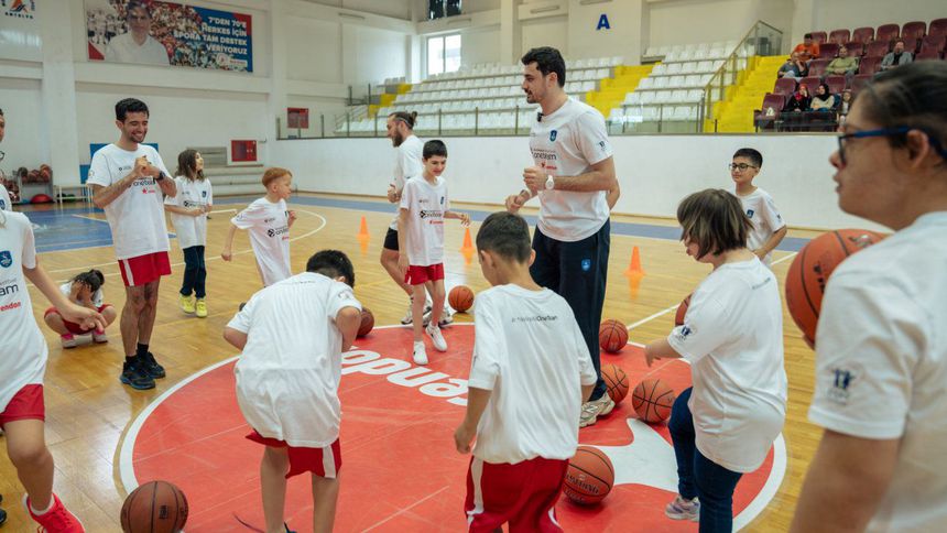 Anadolu Efes’in One Team Projesi özel sporcularla buluştu