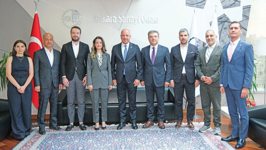 'Memur eşi yeşil pasaport alırken bize vize bile yok'
