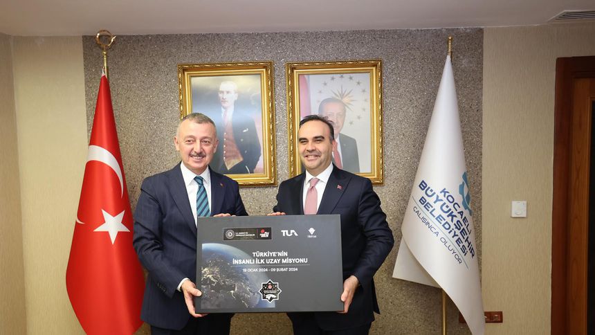 Bakan Kacır Kocaeli Büyükşehir Belediyesi’ni ziyaret etti