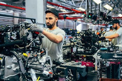Akdeniz’in iki ucunda çift motorlu üretim stratejisi