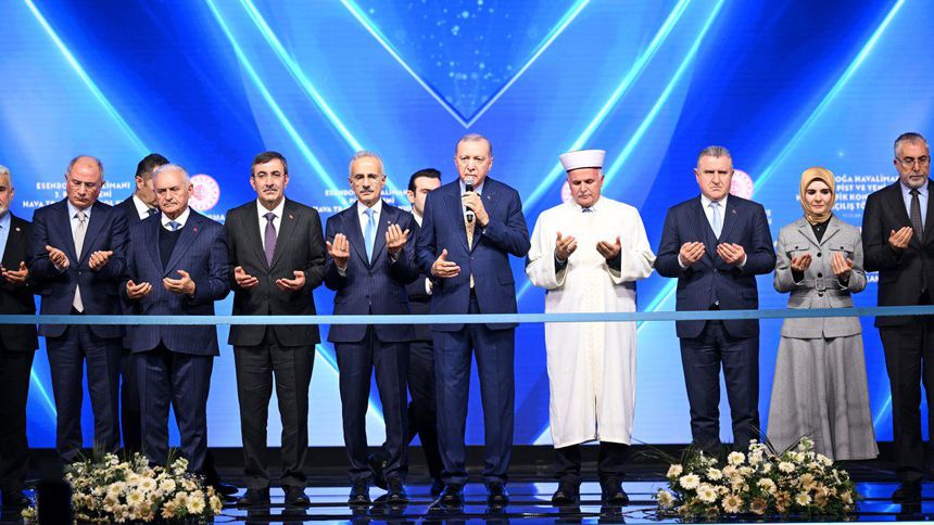 Esenboğa Havalimanı'nın 3'üncü pisti ve yeni kulesi açıldı