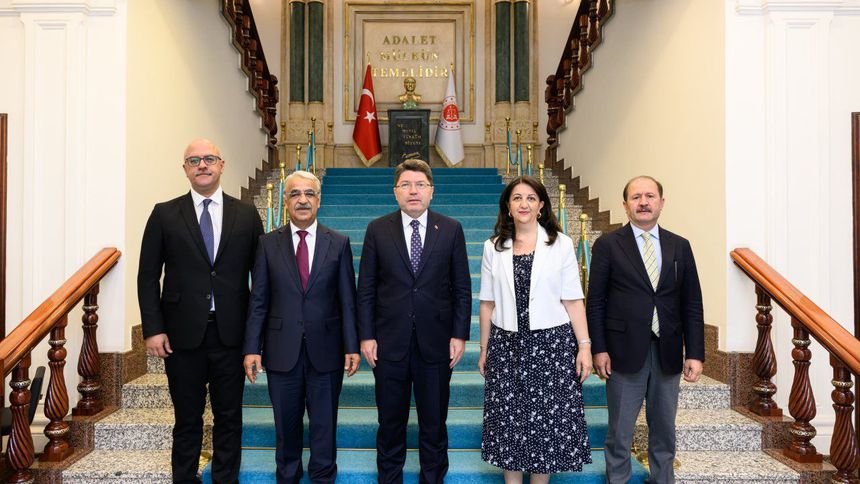 İmralı Heyeti siyasi parti turlarına yeniden başladı, ‘hukuki zemin’ vurgusu yaptı