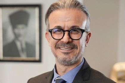 Londra’da yan masaya kulak  misafiri oldu, ameliyat korsesi ve  estetik malzemesiyle öne çıktı