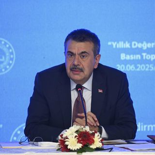 Bakan Tekin duyurdu: Okullarda forma yeniden zorunlu olacak