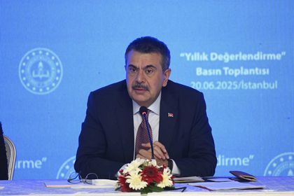 Bakan Tekin duyurdu: Okullarda forma yeniden zorunlu olacak