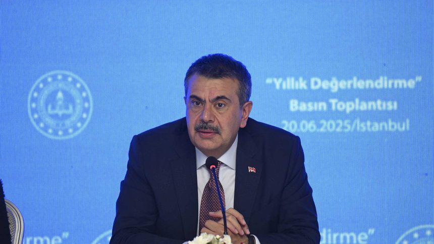Bakan Tekin duyurdu: Okullarda forma yeniden zorunlu olacak