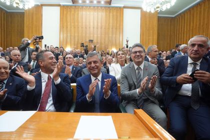 Butlan sonrasında CHP'nin ilk grup toplantısı eski-yeni vekilleri buluşturdu