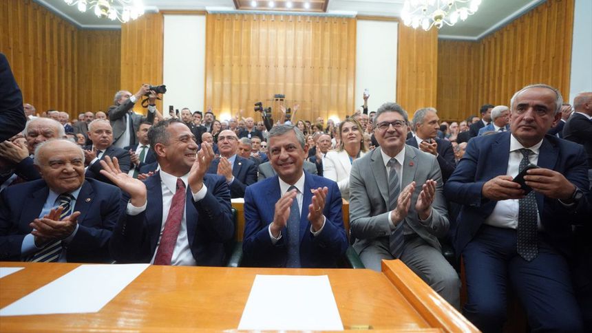 Butlan sonrasında CHP'nin ilk grup toplantısı eski-yeni vekilleri buluşturdu