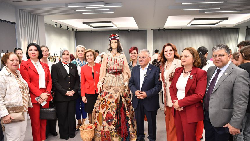 Tohumluk Vakfı Kayseri’de 23 Nisan’a özel sergi açtı