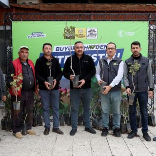 Konya Büyükşehir, kuraklığa dayanıklı Antep Fıstığı fidanlarını çiftçiyle buluşturdu