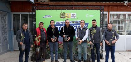 Konya Büyükşehir, kuraklığa dayanıklı Antep Fıstığı fidanlarını çiftçiyle buluşturdu