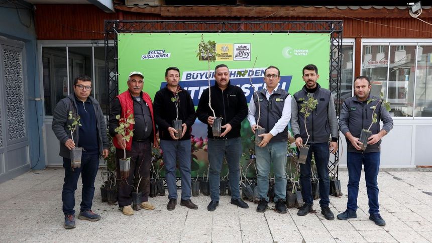 Konya Büyükşehir, kuraklığa dayanıklı Antep Fıstığı fidanlarını çiftçiyle buluşturdu