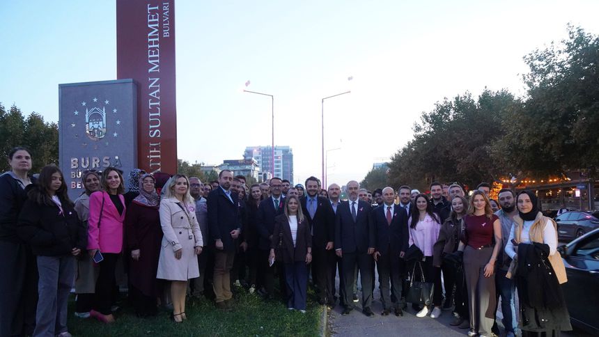 Pembe lambalar farkındalık için yandı