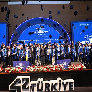 Bakan Kacır, Bilişim Vadisi’nde 42 Türkiye mezunlarına diplomalarını takdim etti