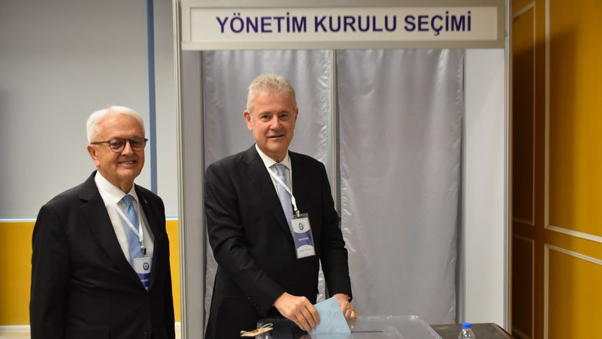 İzmir Ticaret Odası’nda Mahmut Özgener güven tazeledi