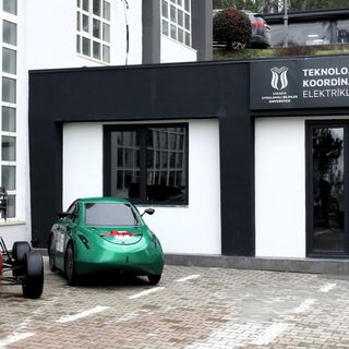 Modernize edilen SUBÜ Elektrikli Araç Atölyesi törenle açıldı