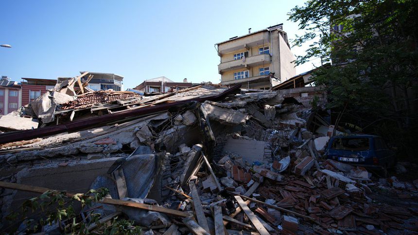 Balıkesir'de 6,1 büyüklüğünde deprem