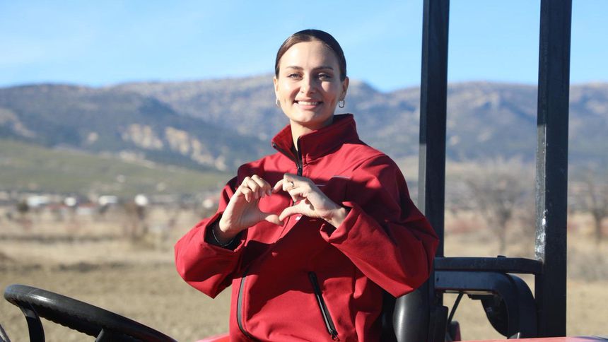 Korkuteli Belediyesi boş arazilere buğday ekiyor