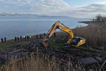 Sapanca Gölü kıyılarındaki kaçak yapılar yıkılıyor