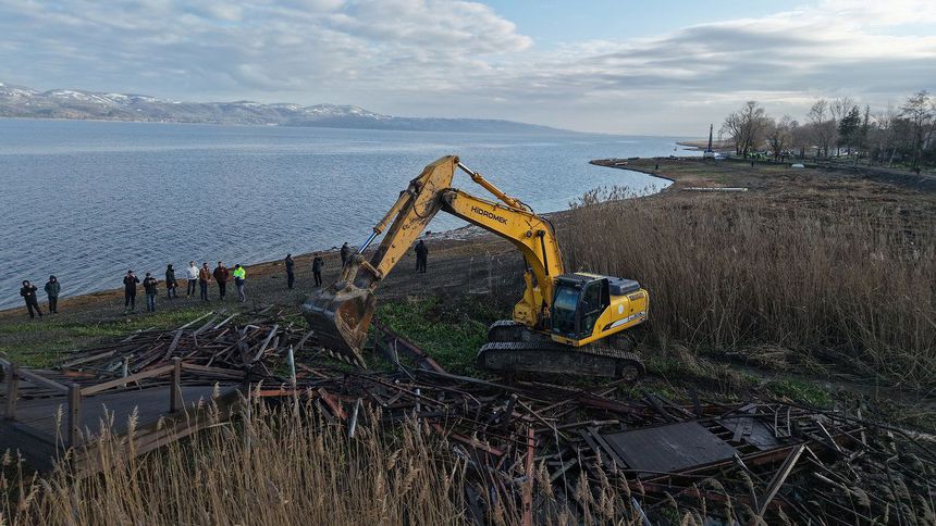 Sapanca Gölü kıyılarındaki kaçak yapılar yıkılıyor