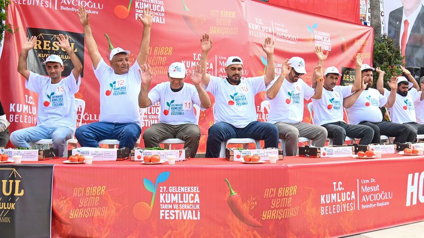Kumluca'da acı biber yeme yarışması